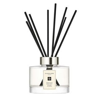 Diffusore Jo Malone da 165 ml nella fragranza Wood Sage & Sea Salt, con flacone in vetro trasparente e bastoncini neri