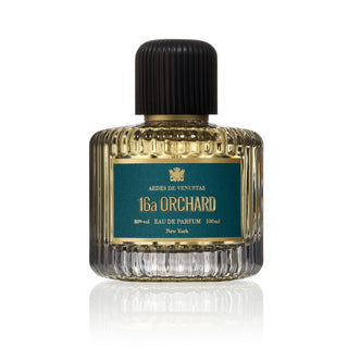 Flacone del profumo "16A Orchard" di Aedes de Venustas, dallo stile moderno e sofisticato, ispirato a un mix fruttato e speziato che omaggia la sede storica del brand a New York.