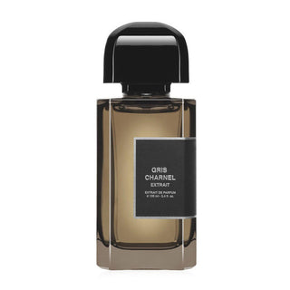 Flacone del "Gris Charnel Extrait de Parfum" di BDK Parfums, versione intensa e sensuale della celebre fragranza, con note avvolgenti di fico, tè nero, sandalo e vaniglia.