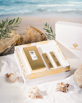 Cofanetto Mancera Estate 2025 con flacone da 120 ml di Cinque Terre e due mini spray da 8 ml French Riviera, su base sabbiosa: profumi agrumati e marini.
