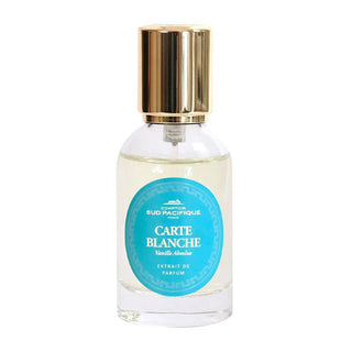 Flacone elegante di profumo "Carte Blanche Vanille Absolute" da 30 ml, con design minimalista e dettagli dorati, su sfondo neutro.