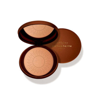 Poudre Ensoleillante Protectrice Soleil Modéré 15 g di Esthederm, polvere compatta minerale illuminante con protezione UV, in confezione tonda marrone.