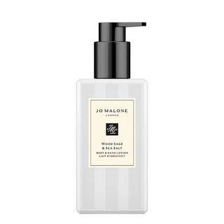 Flacone 250 ml Jo Malone Wood Sage & Sea Salt Body & Hand Lotion – crema corpo e mani idratante con fragranza fresca e marina, olio di cocco e acido ialuronico.