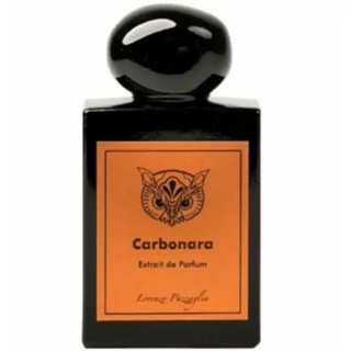 Flacone da 50 ml del profumo "Carbonara" di Lorenzo Pazzaglia, extrait de parfum audace e gourmand con note speziate, cremoso-umami e sfumature olfattive ispirate al celebre piatto italiano.