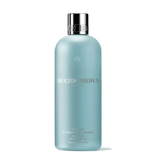 Shampoo Molton Brown Coastal Cypress & Sea Fennel da 300 ml, flacone elegante con profumazione marina e legnosa per tutti i tipi di capelli.
