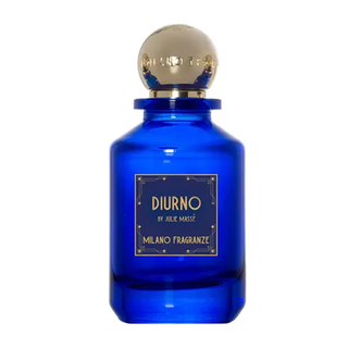 Fialetta da 2 ml del profumo "Diurno" di Milano Fragranze, dal design compatto ed elegante, che racchiude una fragranza retrò e sofisticata ispirata agli storici bagni pubblici milanesi.