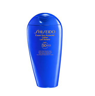 Flacone di Shiseido Expert Sun Protector Lotion SPF50+ – lozione solare leggera e invisibile per viso e corpo con protezione efficace dai raggi UVA e UVB.