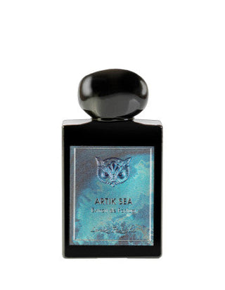 Flacone da 50 ml del profumo "Artik Sea", extrait de parfum fresco e glaciale con note marine, ozoniche e aromatiche che evocano il respiro puro e selvaggio del mare artico.