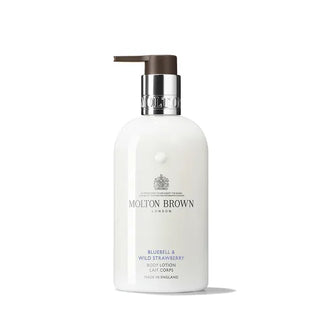 Flacone da 300 ml di Molton Brown Bluebell & Wild Strawberry Body Lotion, latte corpo idratante con fragolina selvatica, bluebell e legni caldi.