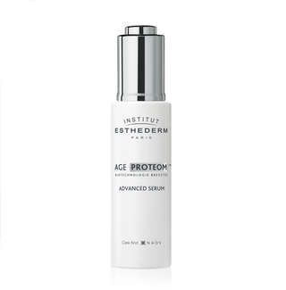 Prodotti cosmetici di alta gamma su sfondo neutro ed elegante: sieri, creme viso e trattamenti skincare in packaging raffinati.