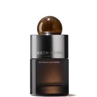 Flacone da 100 ml di Molton Brown Re‑Charge Black Pepper Eau de Parfum, profumo speziato unisex con pepe nero/rosa, ambra e legni.