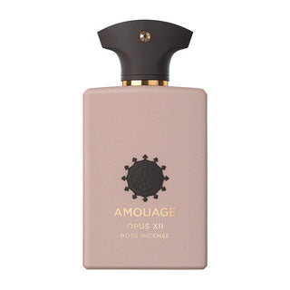 Flacone elegante del profumo "Opus XII Rose Incense" di Amouage, con design raffinato e profondo, che esprime una fragranza mistica e sensuale unendo rosa, incenso e resine orientali.