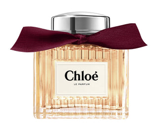 Chloé Le Parfum Eau de Parfum – flacone plissettato dorato con fiocco borgogna, fragranza floreale-ambrata con rosa, fior d’arancio e vaniglia.