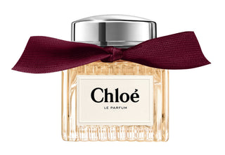 Chloé Le Parfum Eau de Parfum – flacone plissettato dorato con fiocco borgogna, fragranza floreale-ambrata con rosa, fior d’arancio e vaniglia.