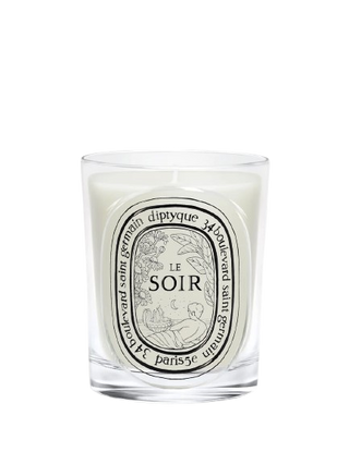 Diptyque Le Soir Candela Classica alla camomilla, salvia e legno di cedro, con illustrazione di un'antica scena di bagni serali.