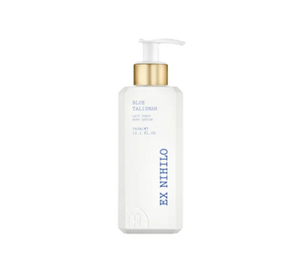 Ex-Nihilo Blue Talisma Body Lotion nella confezione da 360ml in plastica bianca opaca con dispenser per ergazione.