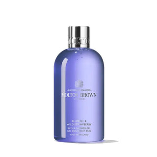Flacone 300 ml di Molton Brown Bluebell & Wild Strawberry Bath & Shower Gel, con fragolina selvatica, bluebell e note calde legnose, in gel delicato e profumato.