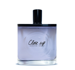 Olfactive Studio Close Up Eau de Parfum 100ml – fragranza unisex intensa con ciliegia marasca, caffè verde, tabacco bianco, patchouli e ambra.